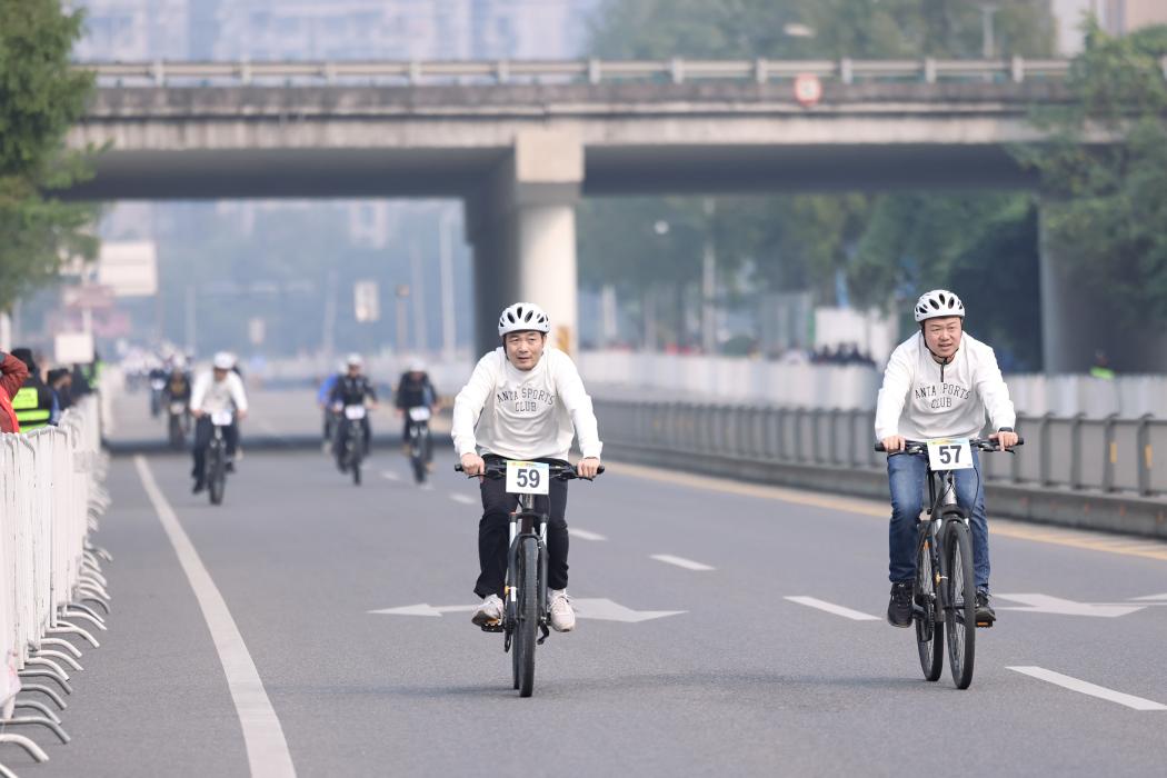 九游娱乐“以爱收官”“光良杯”·中国体育彩票2024中国·成都天府绿道国际自行车车迷赛总决赛（成蒲站）鸣笛开赛(图2)