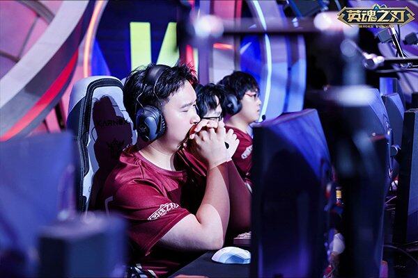 九游娱乐破界新生！WDG五局鏖战登顶HEL夏决玩家热梗“三年级打英魂”引爆十年情怀(图5)