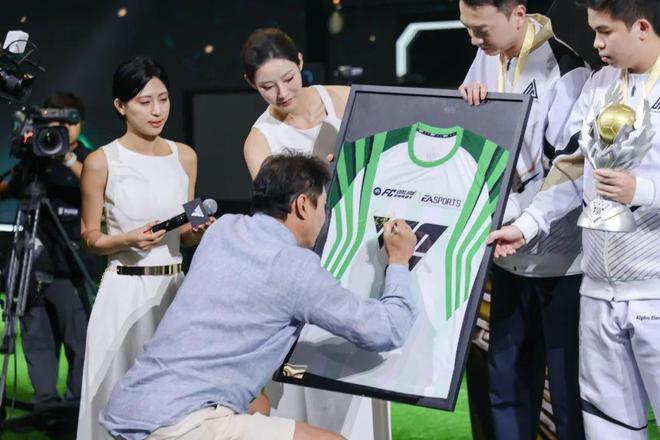九游娱乐FC品类游戏职业联赛夏季赛总决赛双冠诞生夜 范志毅领衔打造足球狂欢盛宴(图7)