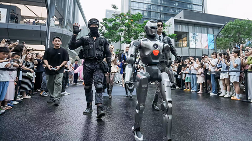 九游娱乐游戏+科技+文旅2025穿越火线IP嘉年华携手深圳打造前沿国潮体验(图3)