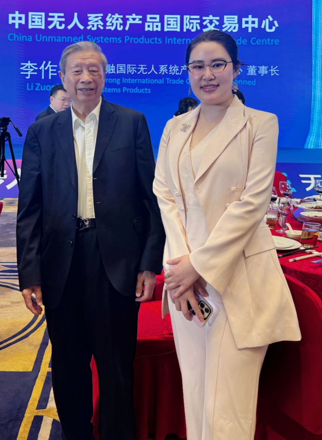 山东碳九游娱乐途碳源科技有限公司刘大响院士团队与金东数创共商“低空+文旅”融合(图7)